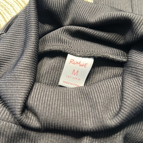 ROMWE Long sleeve turtleneck crop top. - Picture 5 of 6